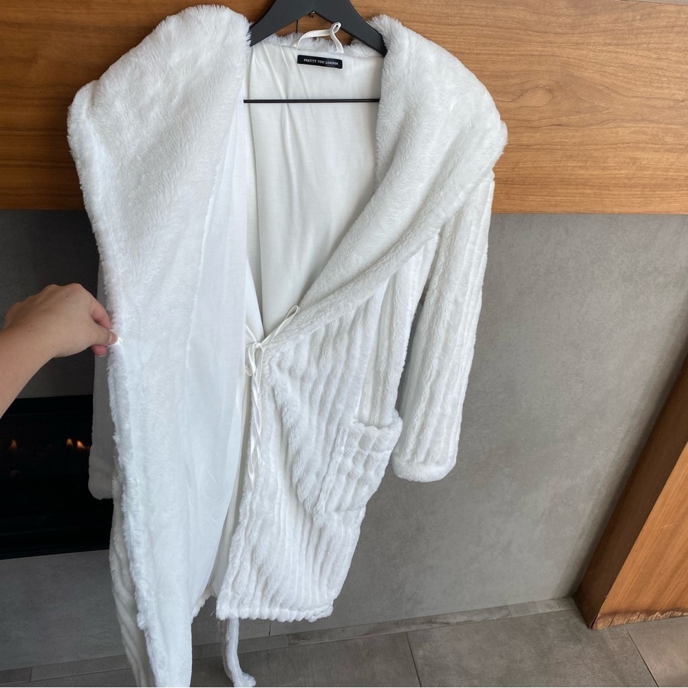 PRETTY‎ YOU LONDON CLOUD ROBE, SIZE M/L - Picture 9 of 14